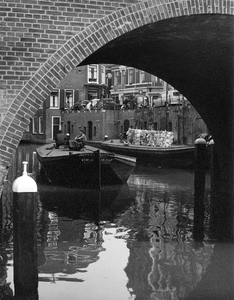 406921 Afbeelding van een schuit in de Oudegracht te Utrecht, ter hoogte van de Gaardbrug.
